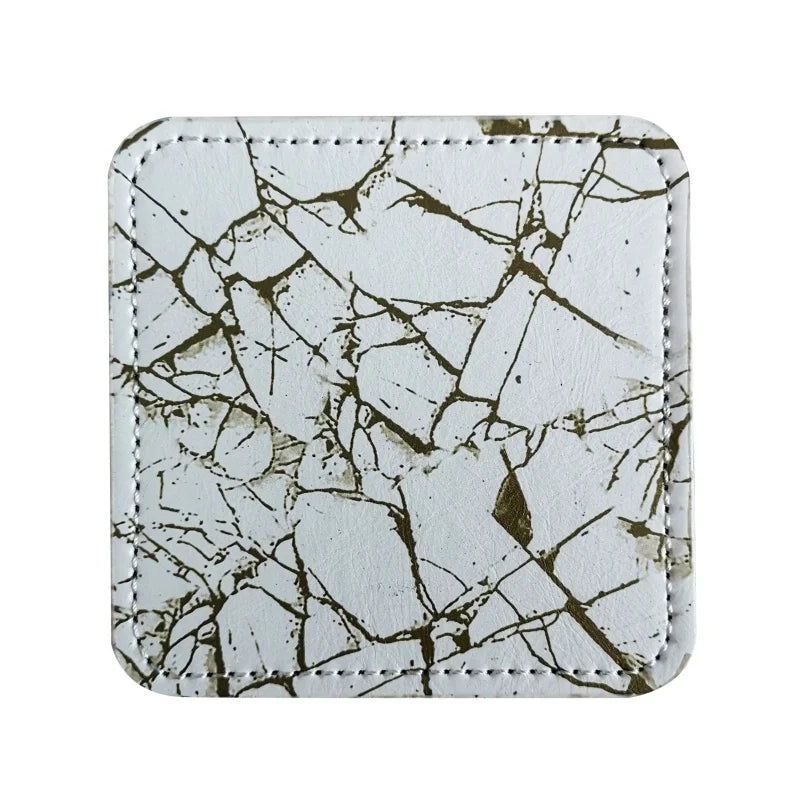 Motif de marbre pâle craquelé avec des veines dorées et des fissures irrégulières, créant un design élégant et sophistiqué.