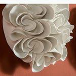décoration murale circulaire céramique motifs floraux contemporains ornement maison blanc cassé rouille