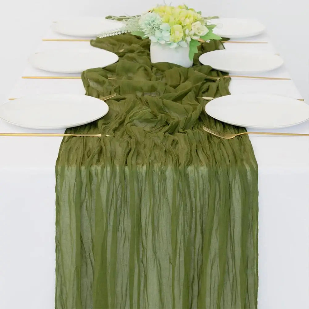 chemin table plissé moderne vert olive beige rouge brun élégant assiettes fourchettes couteaux serviettes