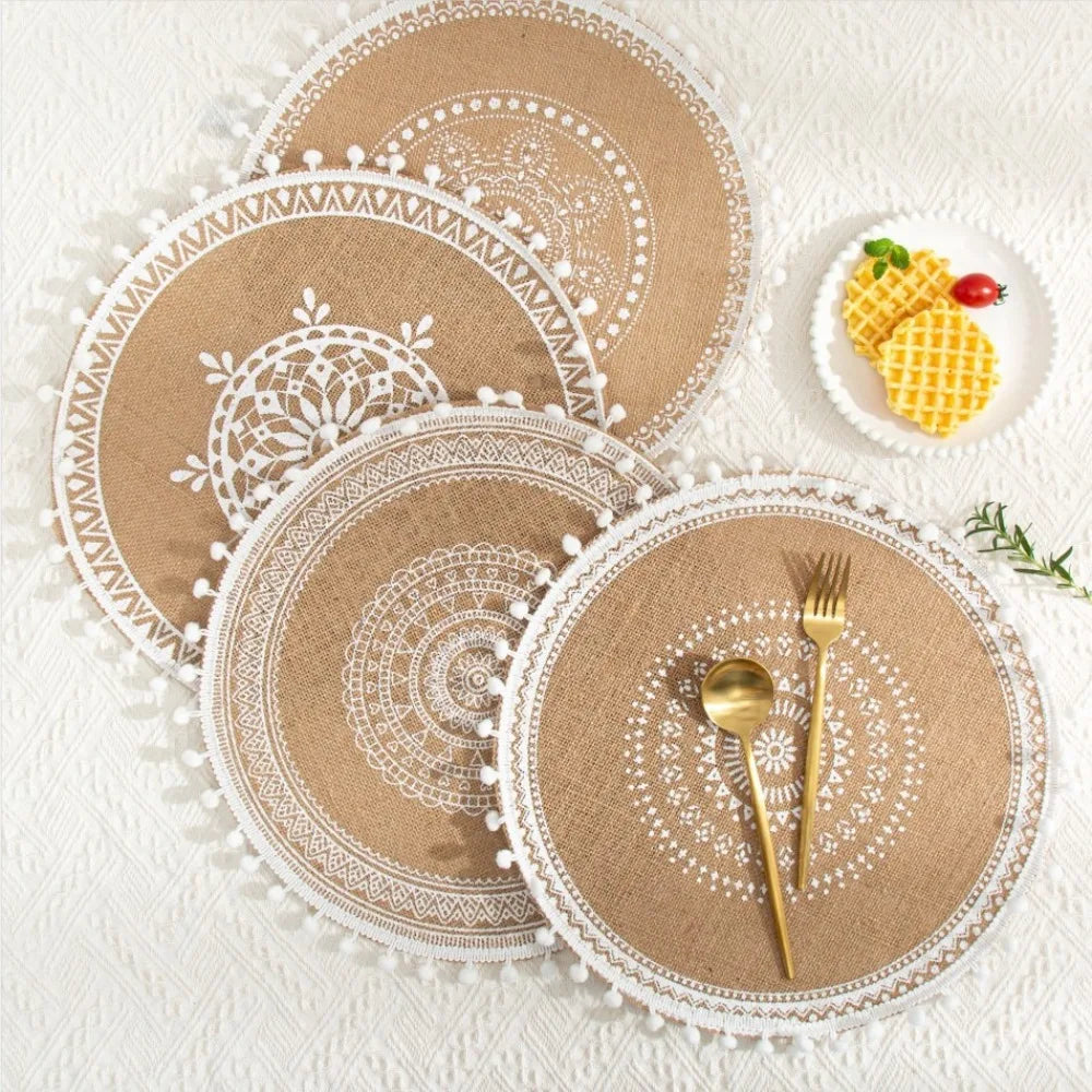 serviettes table boho chic motifs géométriques pompons noirs beige tables manger rondes 36 38