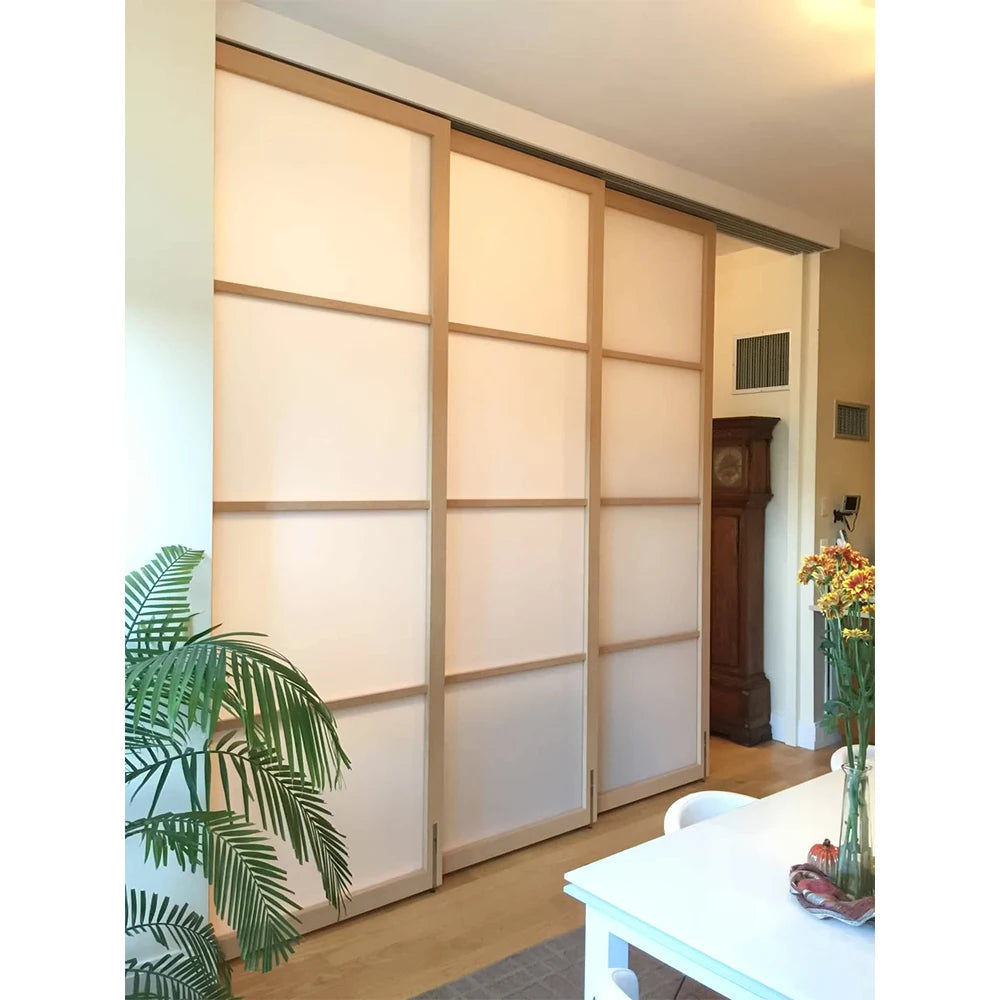 Panneau japonais coulissant en bois massif et verre dans une chambre moderne