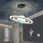 Suspension lumineuse planète marbrée étoiles nuages astronautes décoration chambre thème spatial moderne