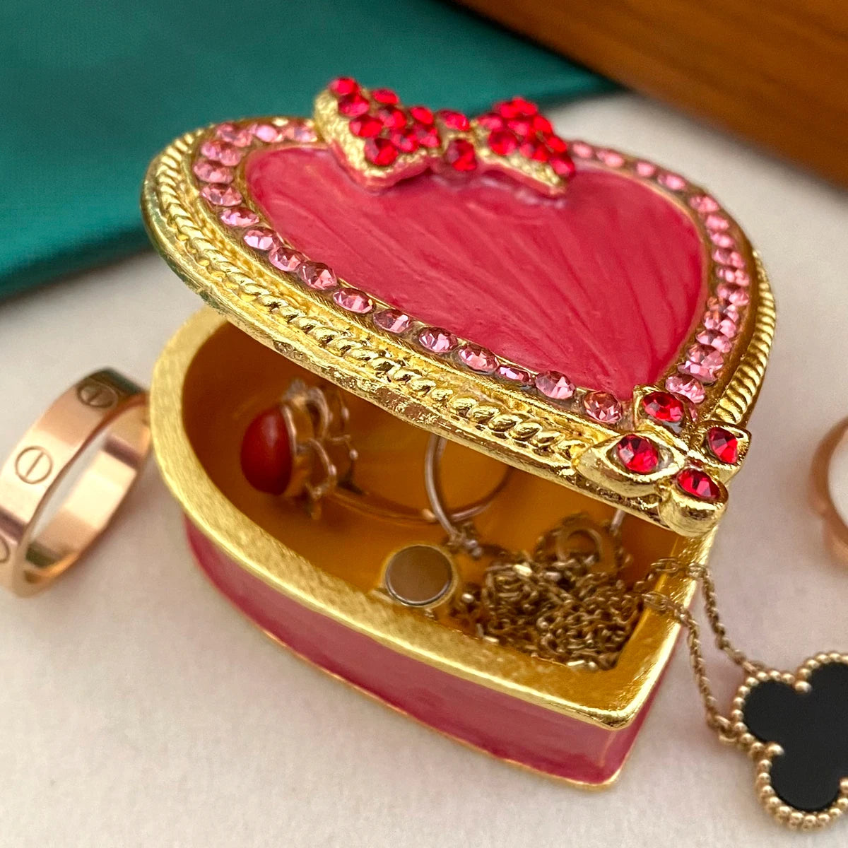boîte bijoux vintage métal émaillé motifs fleurs papillons rangement bague décoratif romantique