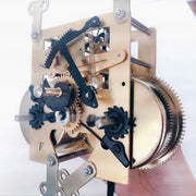 horloge sol mécanique vintage or noir engrenages visibles industriel métallique