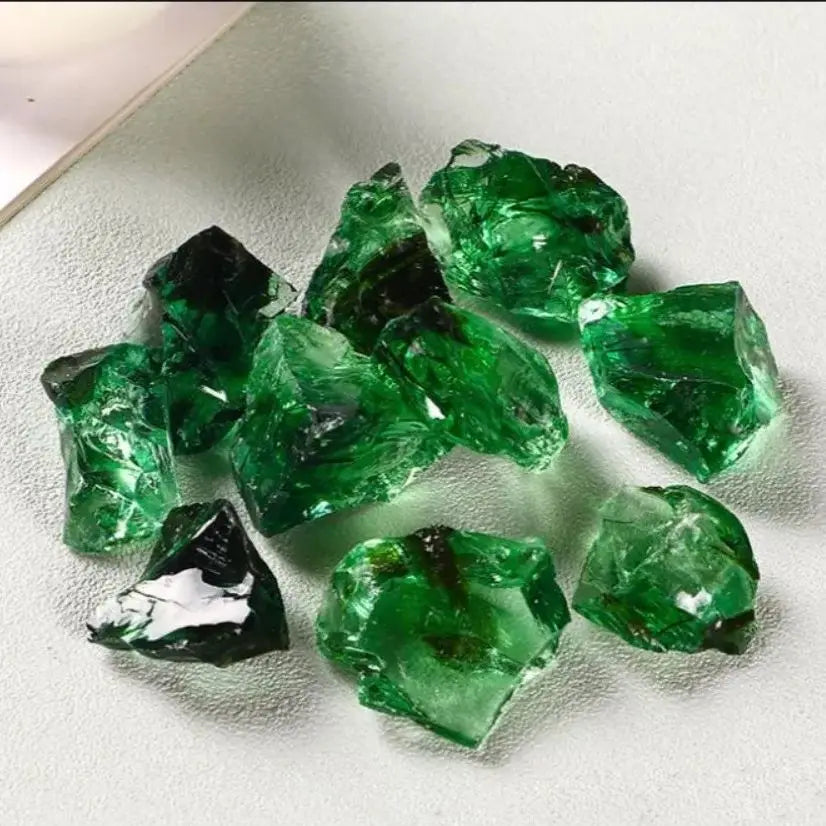 pierres précieuses artificielles vert émeraude facettées brillantes semi transparentes moderne