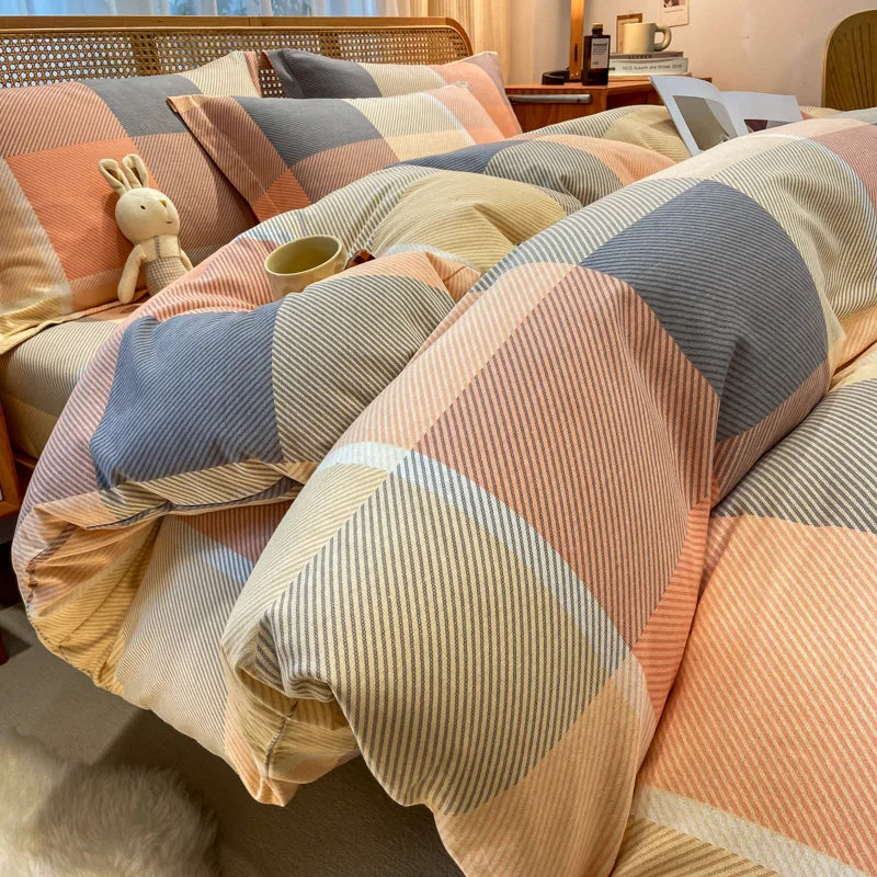 Housse de couette en couleur rose dans une chambre décorée