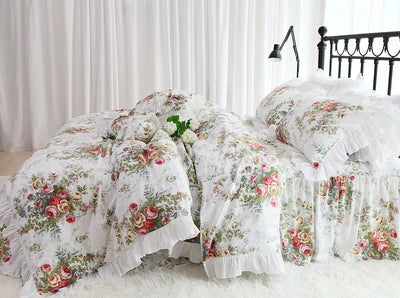 Parure de lit rouge dans une chambre décorée