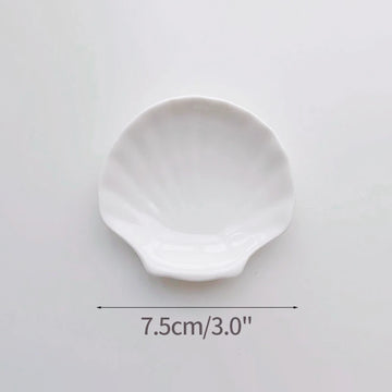 assiettes blanches modernes céramique lisses rangement présentation alimentaire set tailles différentes