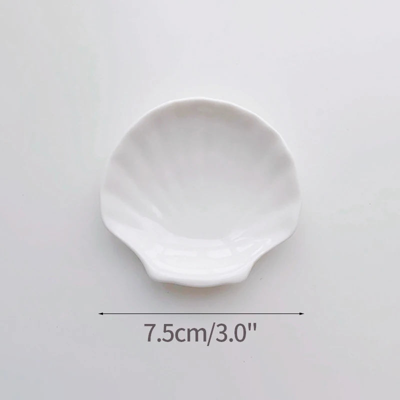 assiettes blanches modernes céramique lisses rangement présentation alimentaire set tailles différentes