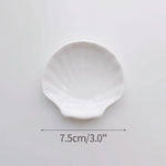assiettes blanches modernes céramique lisses rangement présentation alimentaire set tailles différentes