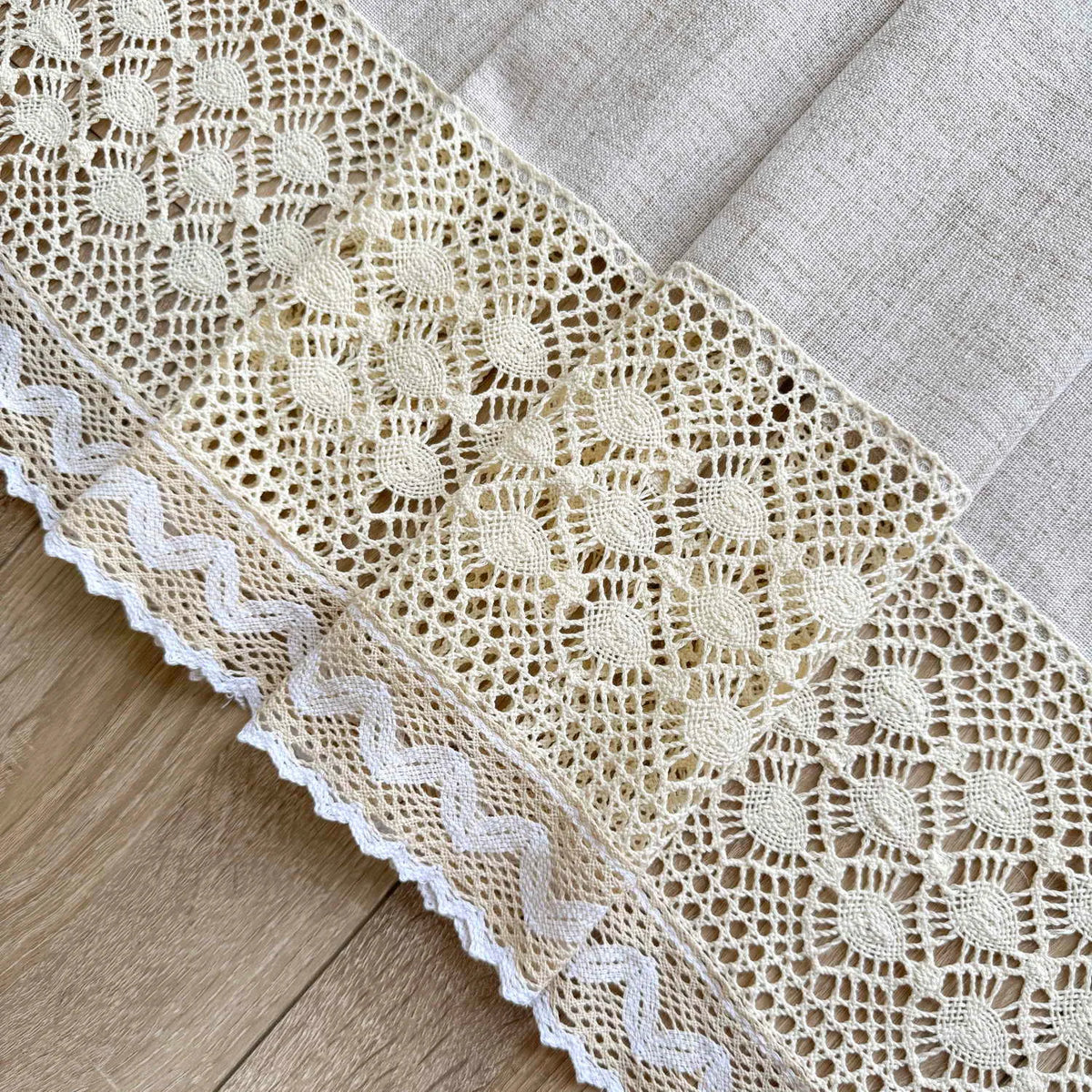 rideau polyester opacité beige clair texture lin bordure dentelle classique rustique