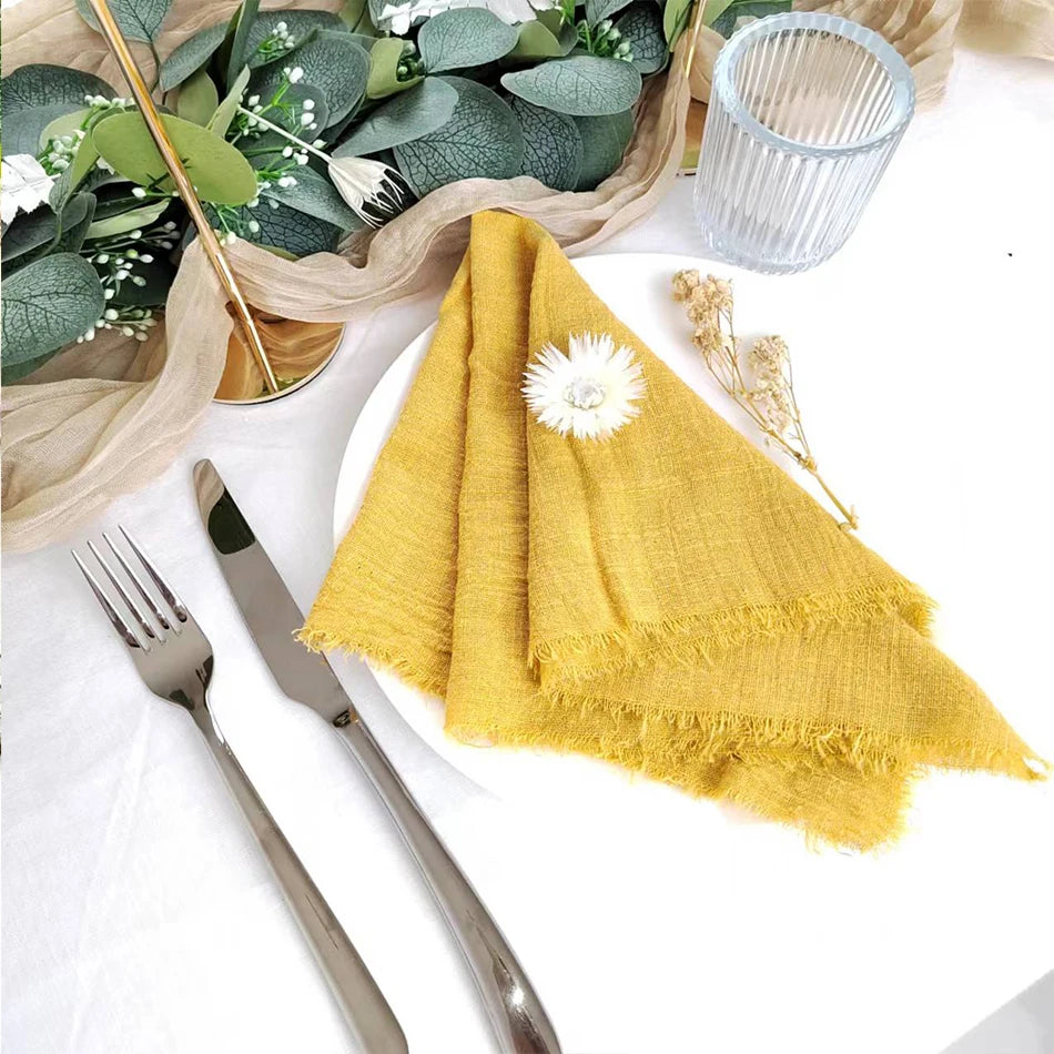 Un linge de table jaune vif avec une décoration florale, entouré d'accessoires de cuisine élégants, crée une atmosphère chaleureuse et conviviale pour une table dressée avec soin.
