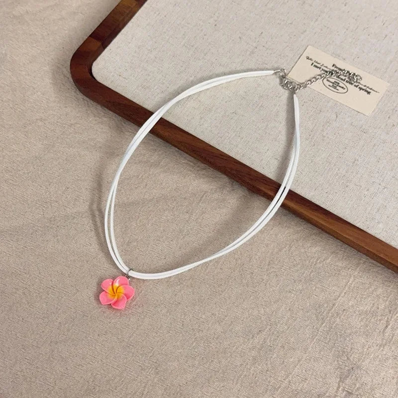 boucles doreilles tressées collier fleurs plumeria ensemble bijoux femmes moderne minimaliste blanc vert rose