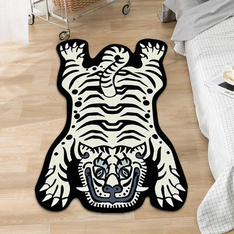 Tapis de sol décoratif avec un motif abstrait en noir et blanc, représentant des formes géométriques et des lignes dynamiques.