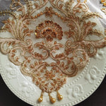 Set de table luxe brodé posé sur une nappe blanche