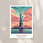 L'image montre la célèbre statue de la Liberté se dressant fièrement sur le fond d'un coucher de soleil lumineux sur l'horizon de la skyline de New York, États-Unis.