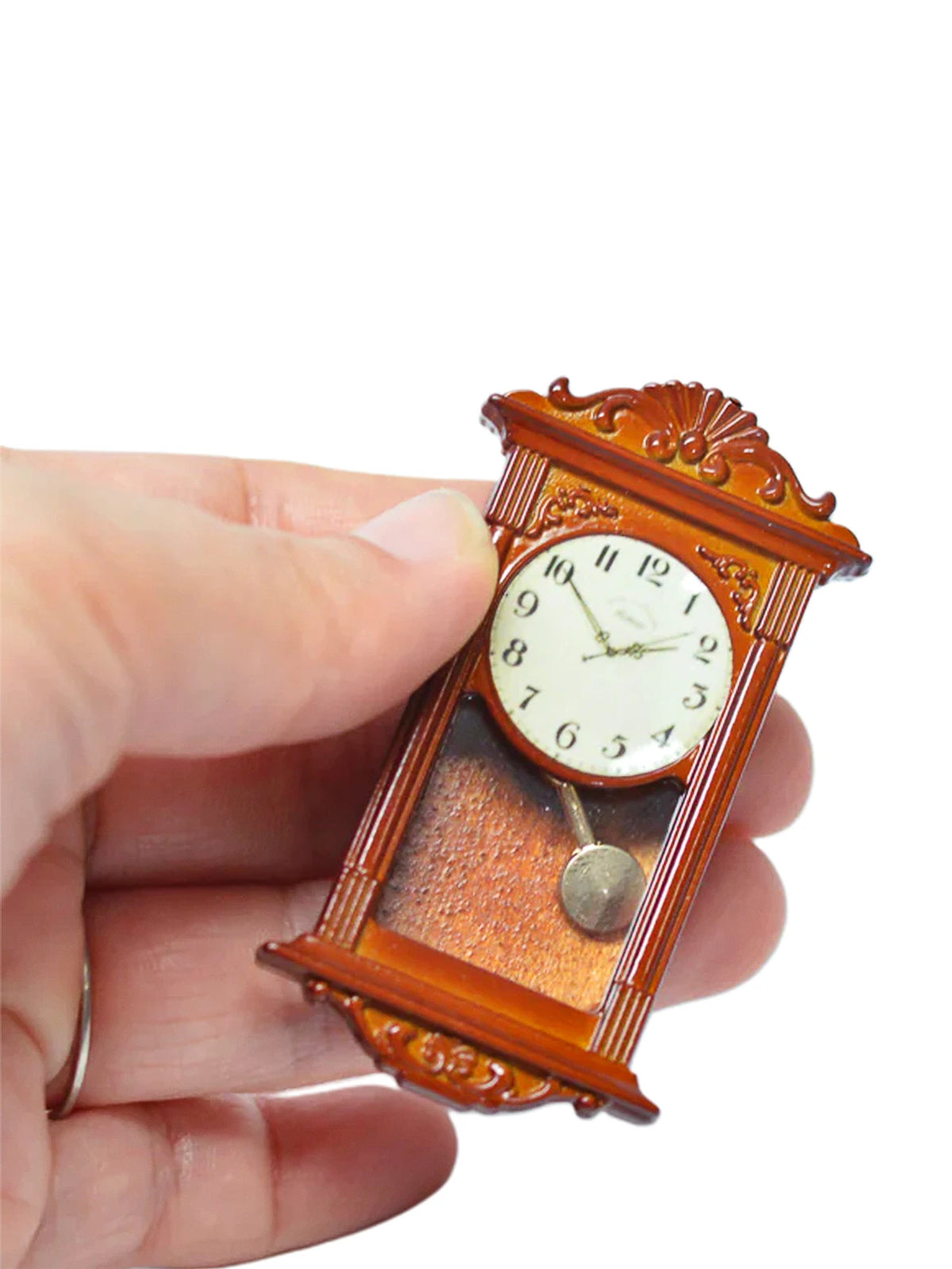 horloge murale vintage marron bois détails sculptés pendule métal classique petite taille