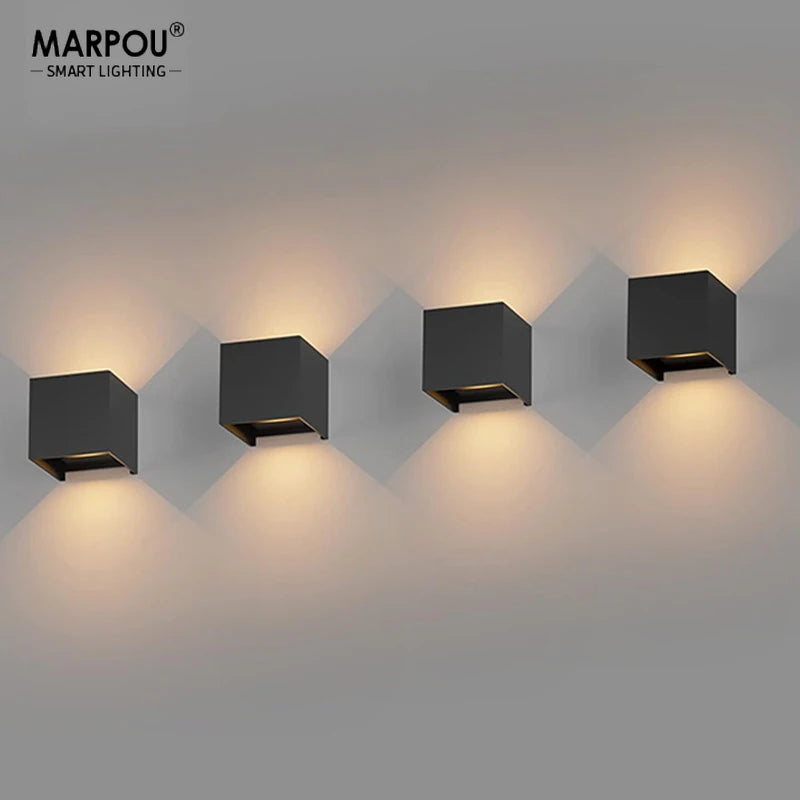 Applique murale LED carrée 6W noire installée sur un mur extérieur