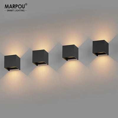 Applique murale LED carrée 6W noire installée sur un mur extérieur