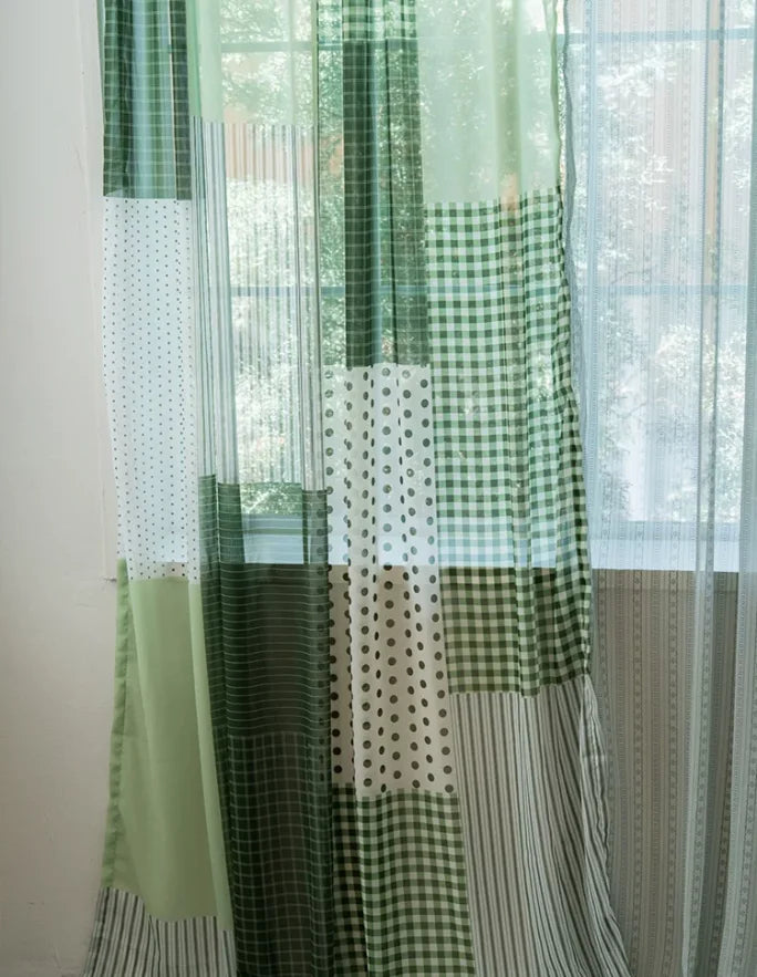rideau patchwork semi transparent vert nuances bohème textures variées tringle inclusion porte fenêtre bois