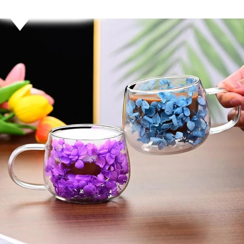 tasse verre double paroi fleurs séchées transparente poignée cuillère dorée moderne