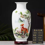 Vase en porcelaine blanche orné d'une scène peinte à la main représentant des montagnes, des arbres et un cheval rouge sur un socle en bois.