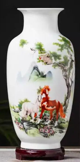 Vase en porcelaine blanche orné d'une scène peinte à la main représentant des montagnes, des arbres et un cheval rouge sur un socle en bois.