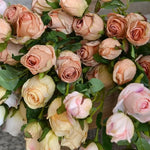 décoration intérieure bouquet roses artificielles soie transparente vase moderne blanc roseclair rosefoncé table maison