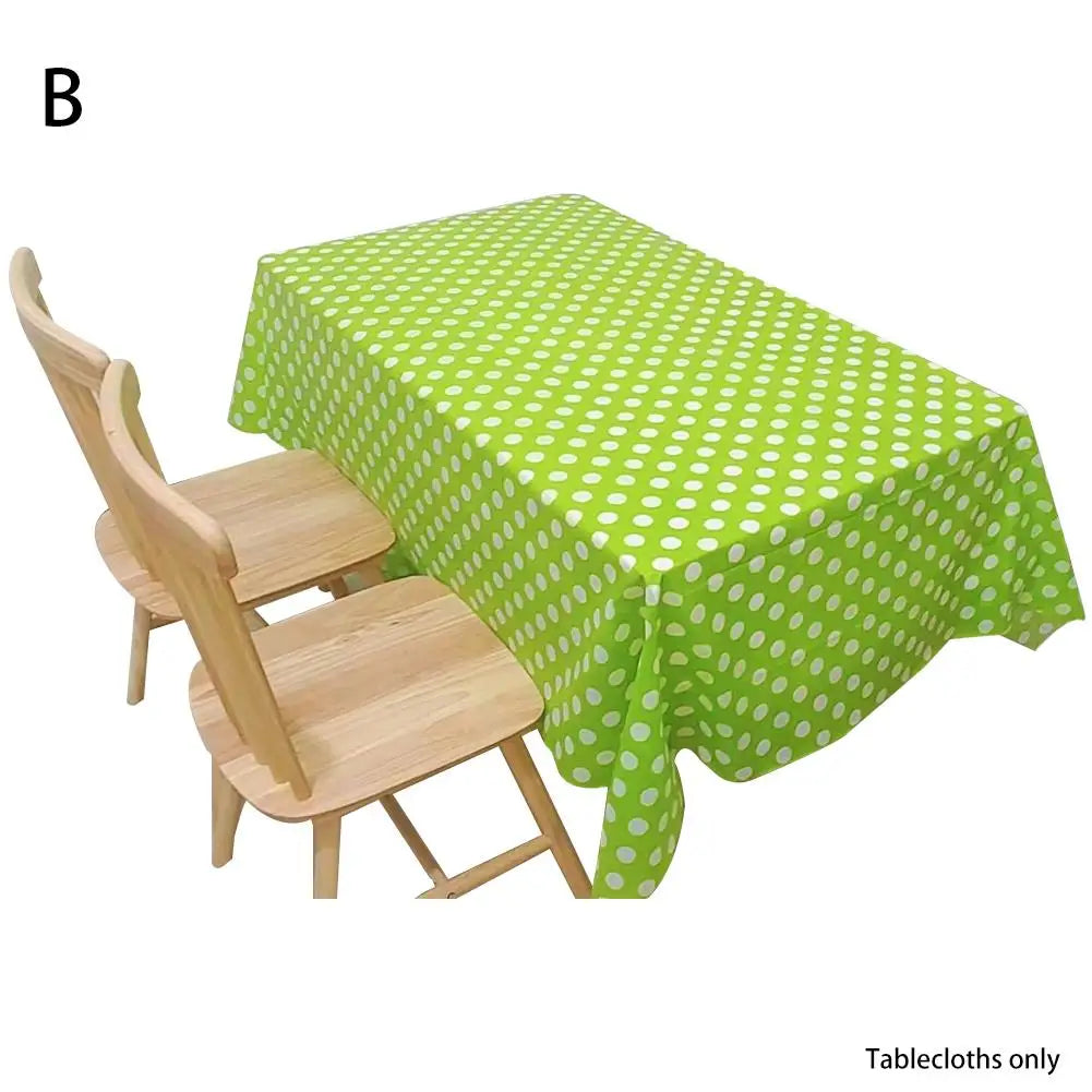 nappe table rouge bleu clair moderne points blancs assiettes couverts décoration cuisine vases fleurs