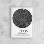 Affiche monochrome représentant une carte géographique de la ville de Leeds au Royaume-Uni, entourée d'un cadre blanc.