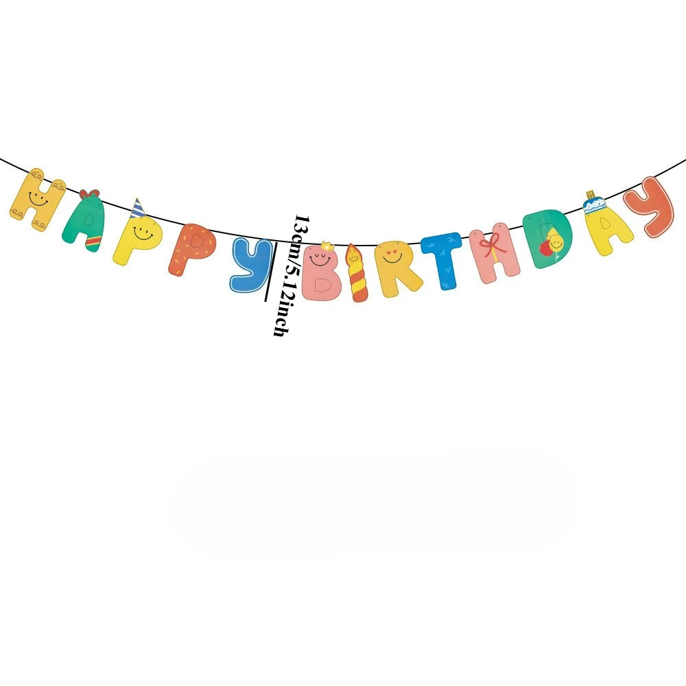 guirlande lettres multicolores décoration festive visages souriants accessoires chapeaux bougies rubans clips papier chambre