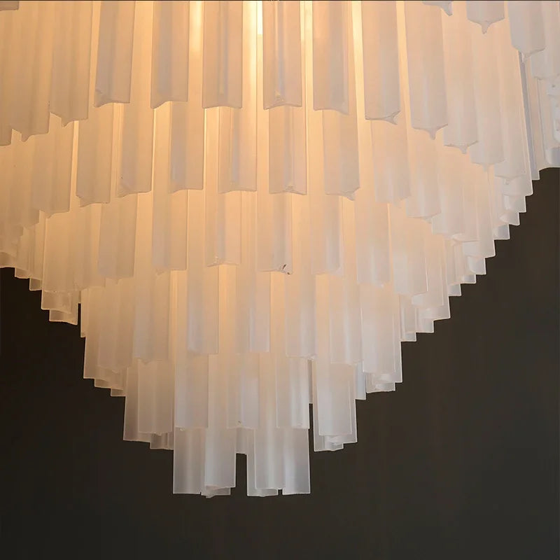 Suspension lumineuse moderne blanc translucide rangées verticales tubes chaîne métallique sources lumineuses 10 15m²