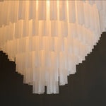 Suspension lumineuse moderne blanc translucide rangées verticales tubes chaîne métallique sources lumineuses 10 15m²