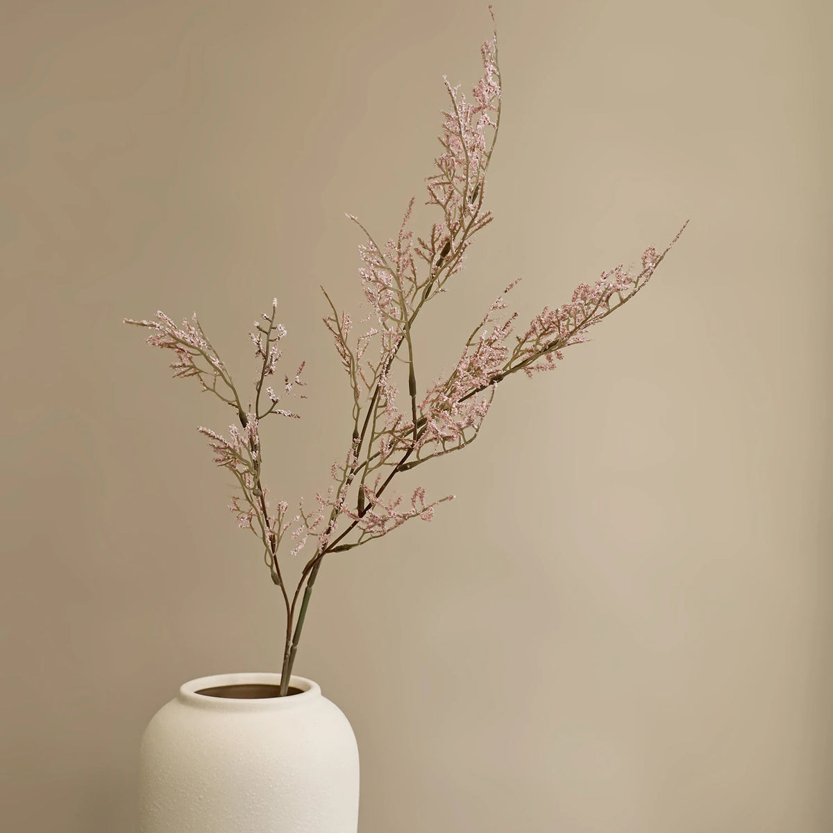 bouquet artificiel moderne rose clair rouge foncé jaune doré feuilles fines minimalisteintérieur décoration maison