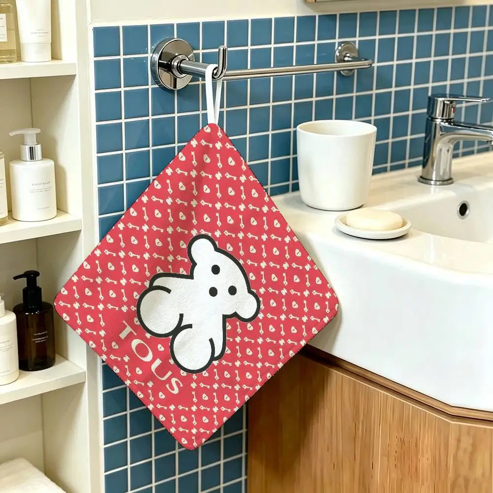 serviette toilette moderne noir rose logo tous chien symboles coeurs paix