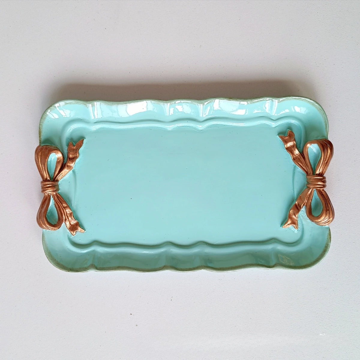plateau rétro ornements dorés vert pastel rose blanc rouge vintage élégant clips dorés