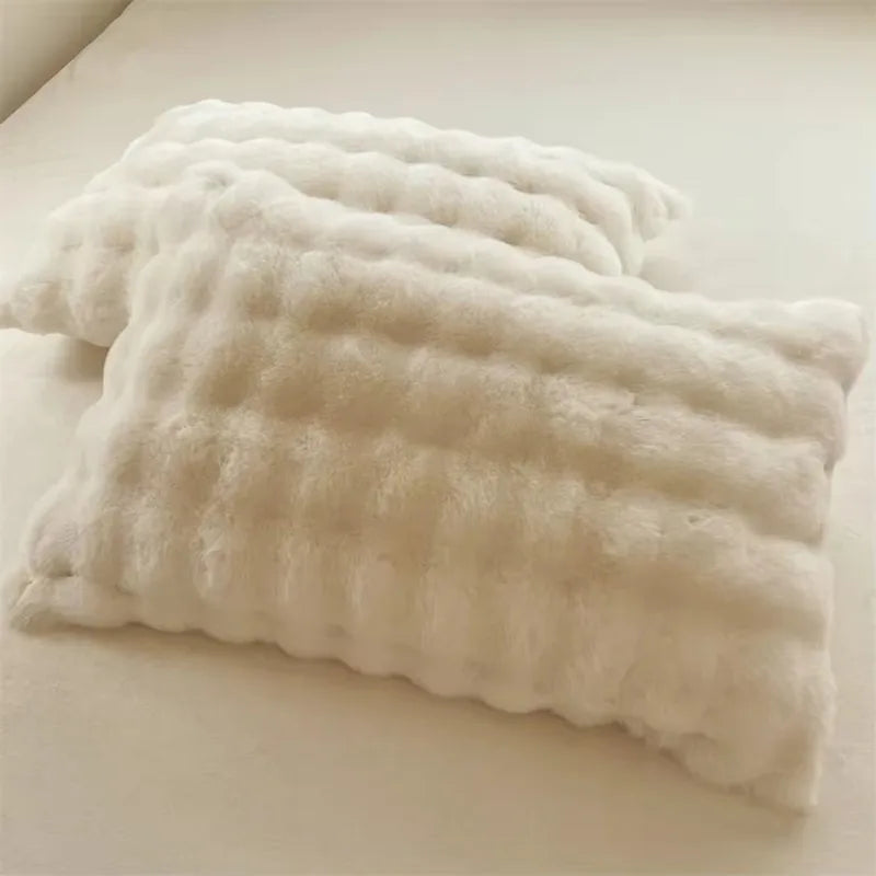 taies d'oreiller fourrure synthétique rose clair blanc cassé moderne respectueux environnement simple vert pastel