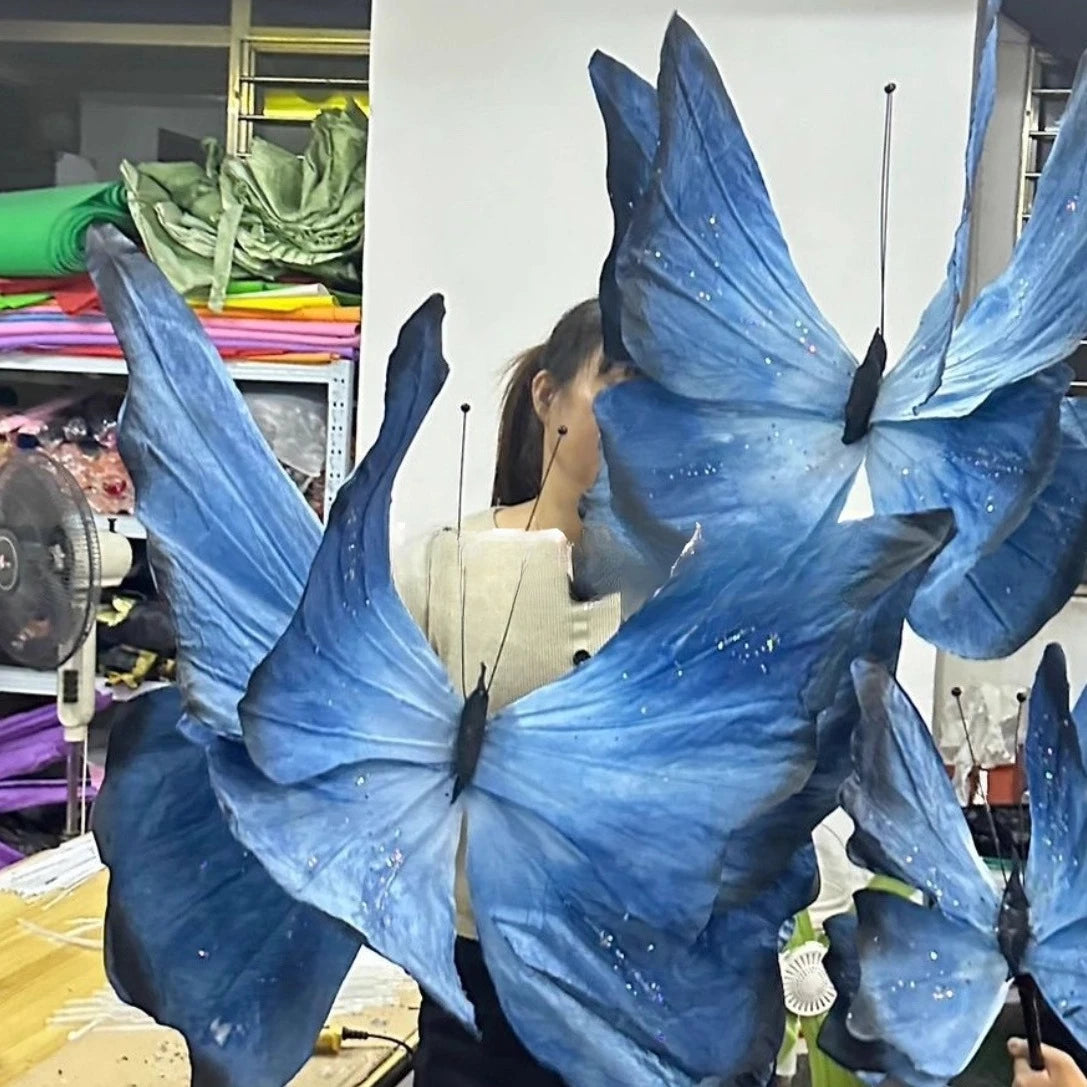 décorations papillon fleurs artificielles rose violet bleu effet plissé miroir bois