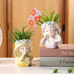 statuette articulée fleurs couronne cheveux ondulés blanc jaune bleu vert