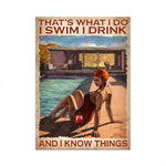 Une femme assise au bord de la piscine dans un style rétro contemple un verre de vin rouge tout en profitant de l'environnement relaxant.