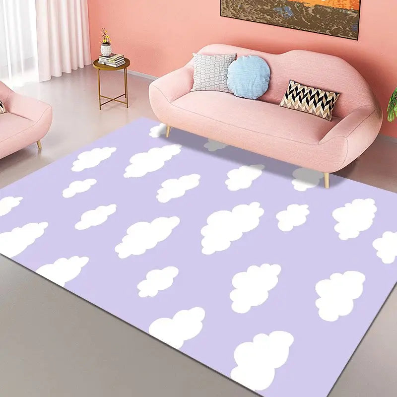 Tapis décoratif en couleurs pastel avec motif de nuages blancs sur un fond violet clair, créant une atmosphère douce et apaisante dans cette pièce au style contemporain.
