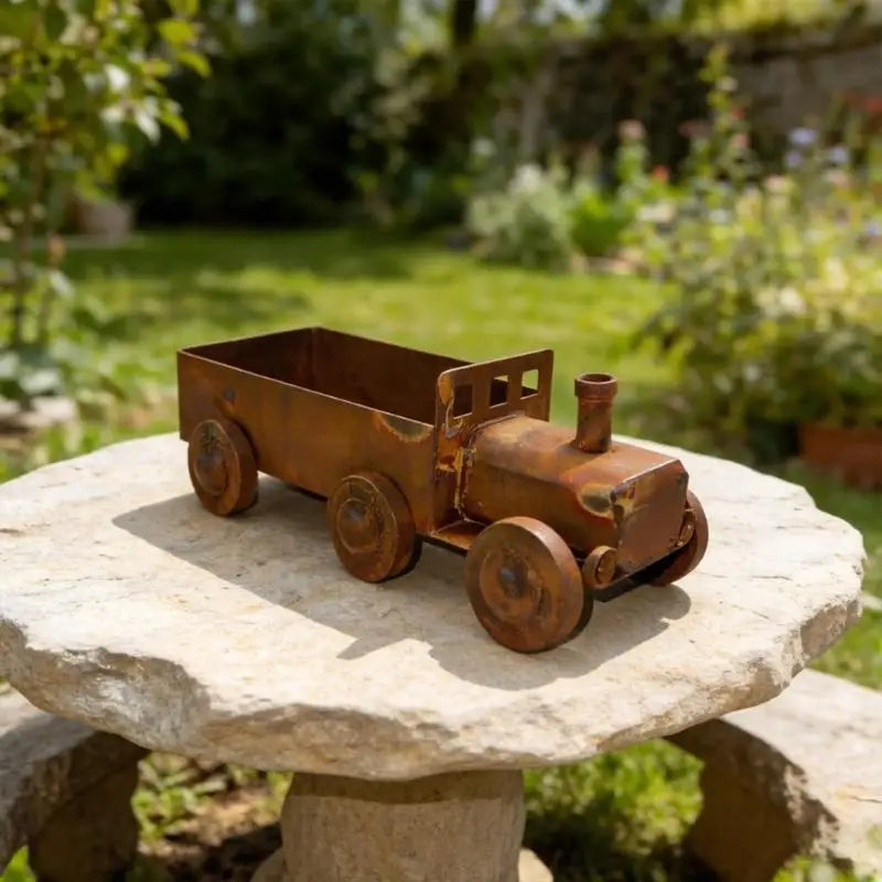 voiture miniature métal marron rustique vintage grille fleurs artificielles balcon terrasse decoration extérieure charme