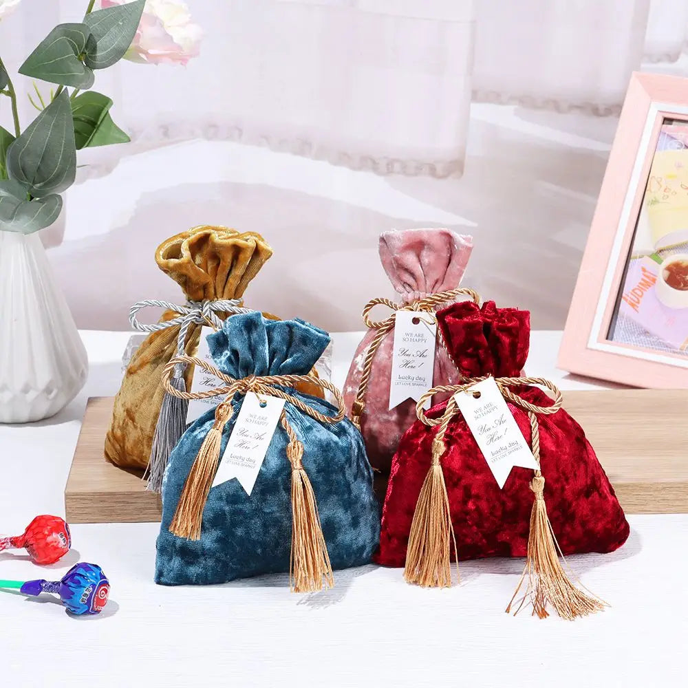 sac bonbons velours rouge rose bleu gris doré classique pompons ruban noué