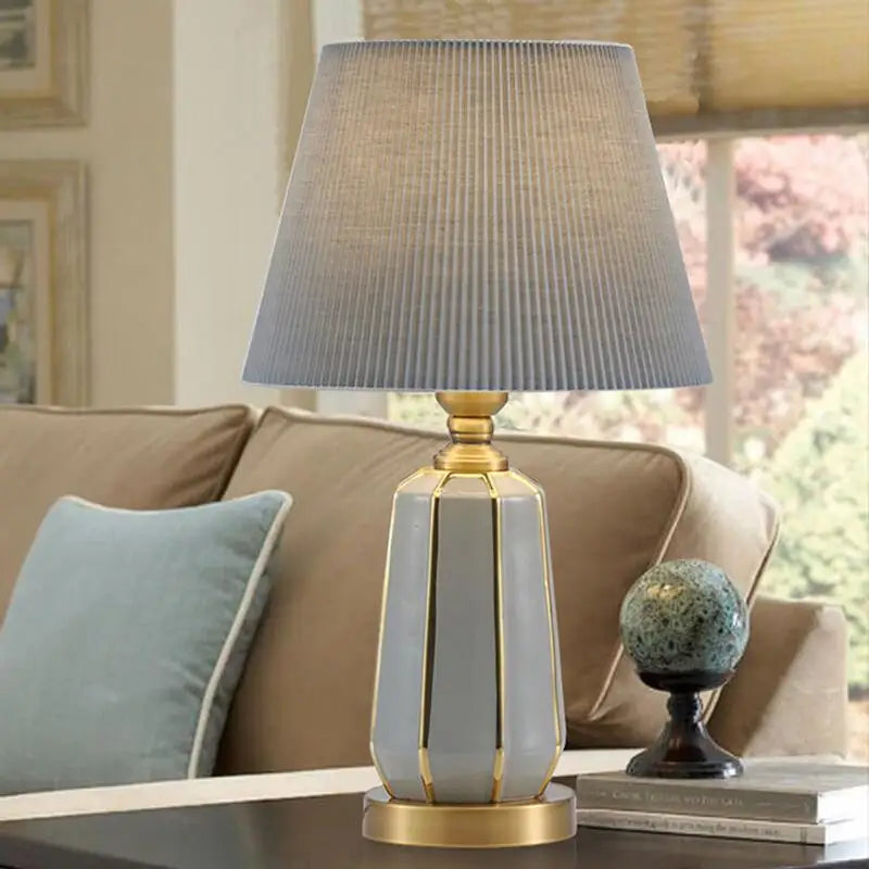 Lampe de bureau en céramique beige avec abat-jour blanc