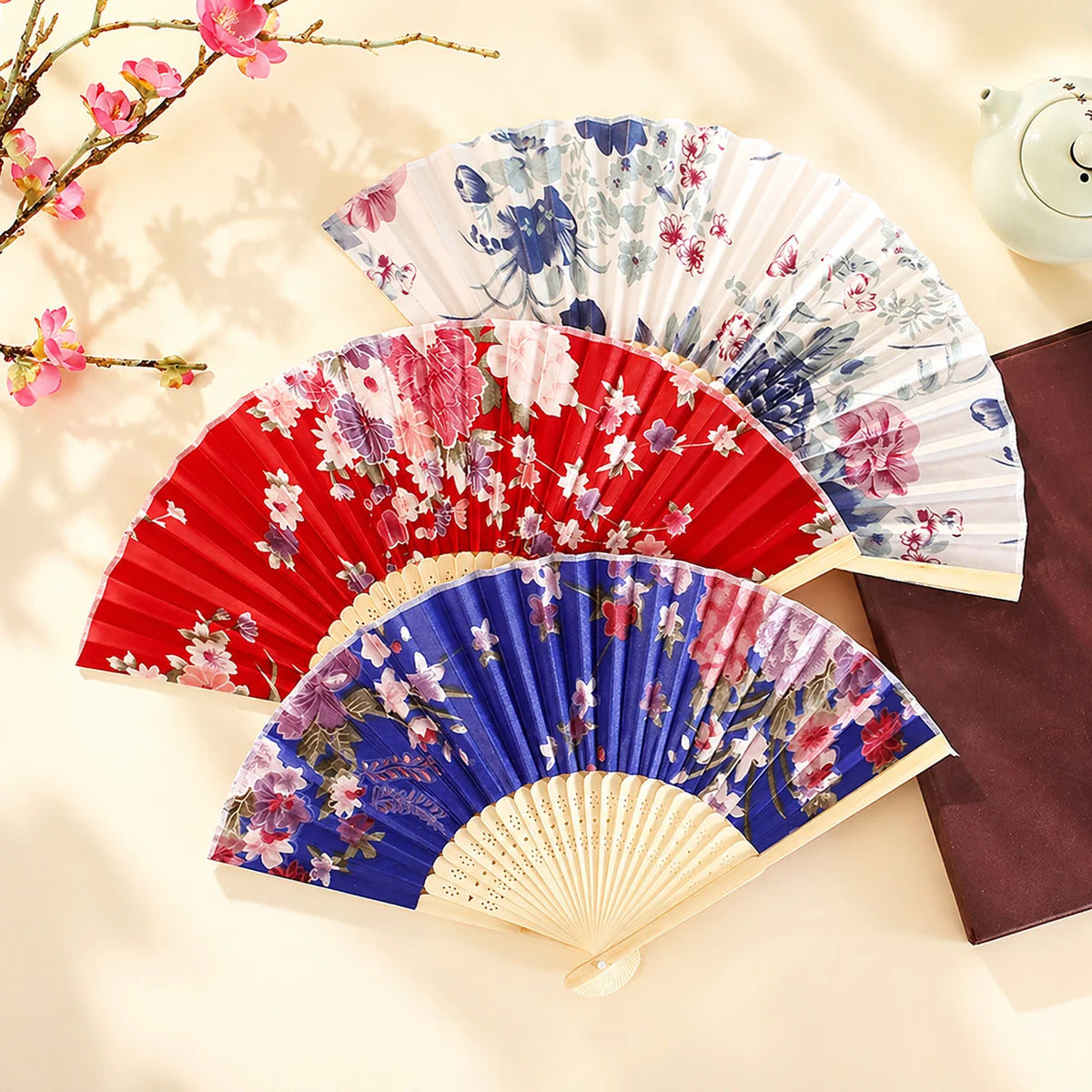 éventails pliants fleurs japonaises bleu noir rose blanc rouge