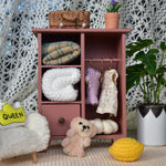 armoire miniature bois rose crème verte tiroir vêtements osier plantes coussins rustic