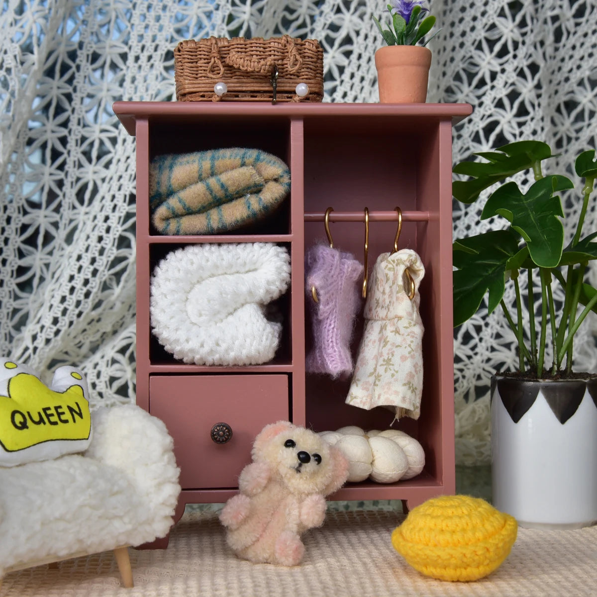armoire miniature bois rose crème verte tiroir vêtements osier plantes coussins rustic