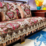 Un canapé orné de motifs floraux et de couleurs chaudes, créant une ambiance chaleureuse et élégante dans cette pièce.