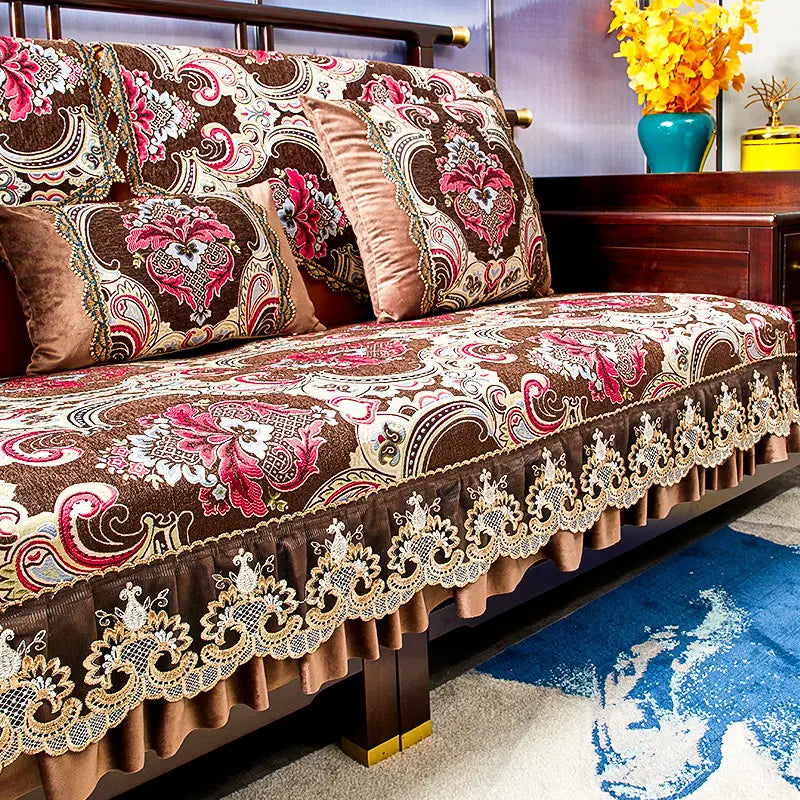 Un canapé orné de motifs floraux et de couleurs chaudes, créant une ambiance chaleureuse et élégante dans cette pièce.