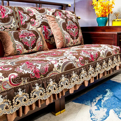 Un canapé orné de motifs floraux et de couleurs chaudes, créant une ambiance chaleureuse et élégante dans cette pièce.